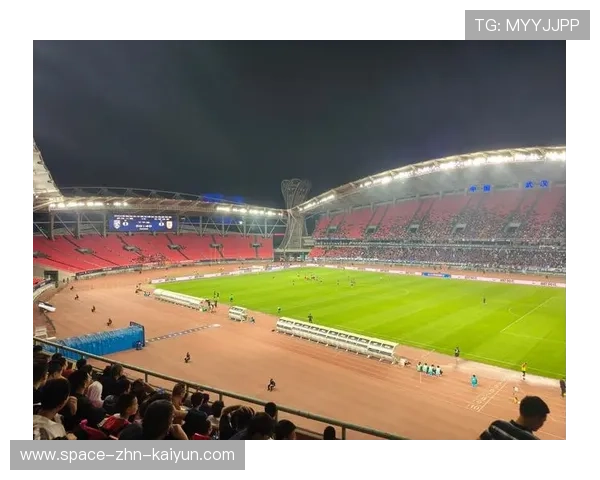 皇马贡萨洛突破中路射门：一脚点燃球场激情的艺术